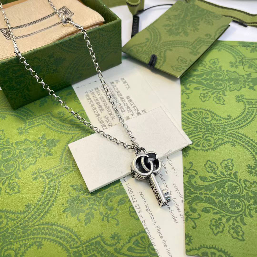 Luxury Designer Necklaces Classic Key Pendant Jewelry Retro Carving Keys Necklacess Fashion Couples Party Holiday High Quality Gift Good-image-926271083