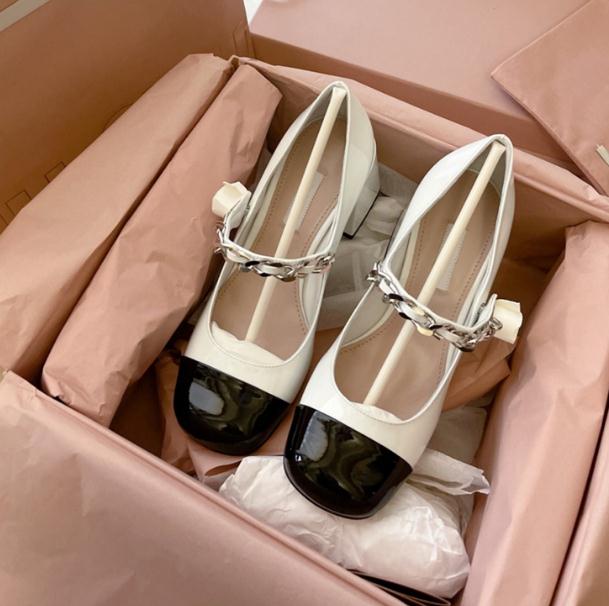 Miu Mary Jane Chaussures Chaîne de perles de femmes Retro Couleur sauvage noire blanche femelle Vacation Vacation Madames Talons épais Ballet en