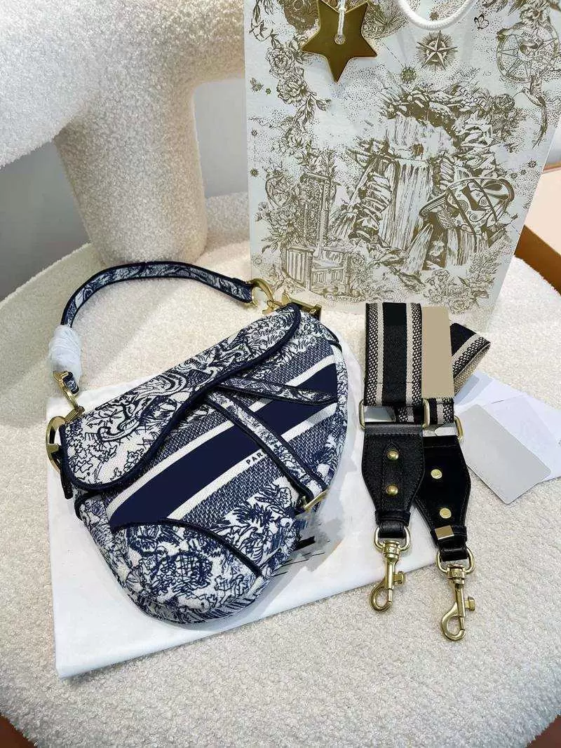 

Designer Luxury saddle men women's bags travel tote Gold chain top quality classic crossBody clutch smooth Leather embroidery wallets grain pattern Shoulder Bag, White gold palm print