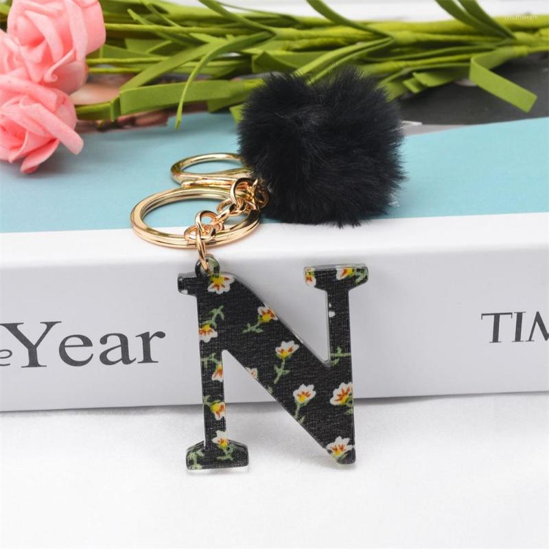 

Keychains 26 Letter Pendant Petal Pattern With Black Fur Ball Trendy Key Holder Bag Ornaments Teens Unisex Accessories