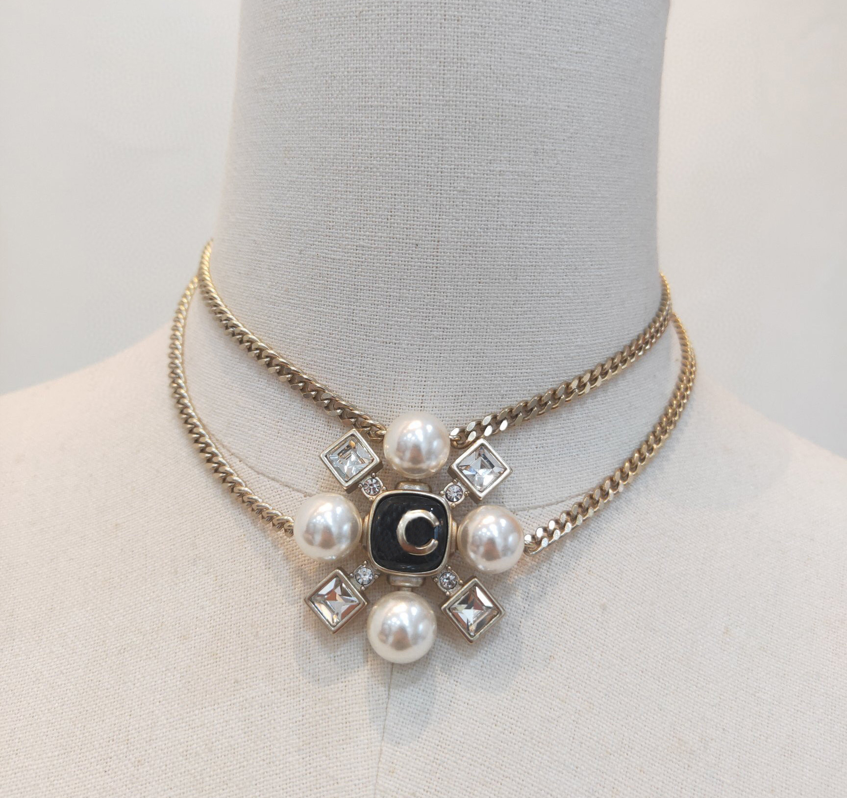 

Luxury quality Charm penant necklace with nature shell beads and black color in 18k gold plated have box stamp PS7187A