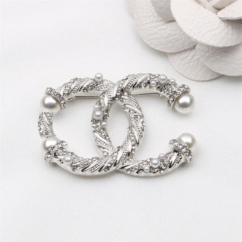 

Luxury Brand Designer Double Letter Pins Brooches Women Gold Silver Inlay Crystal Pearl Rhinestone Cape Buckle Brooch Suit Pin Wedding 244l