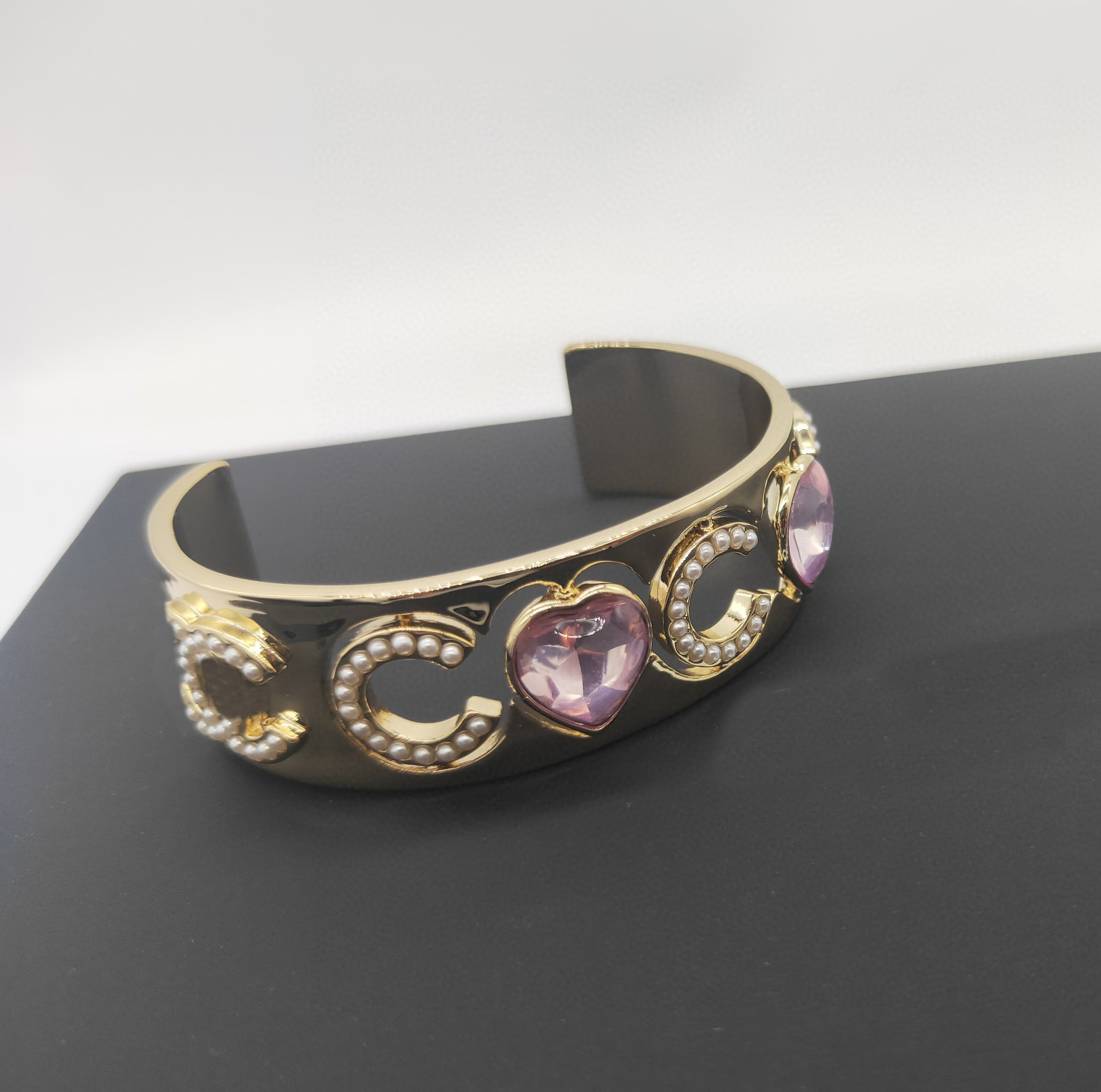 

2022 Fashion style Charm opened bracelet with nature shell beads and pink crystal beads have box stamp PS7188A