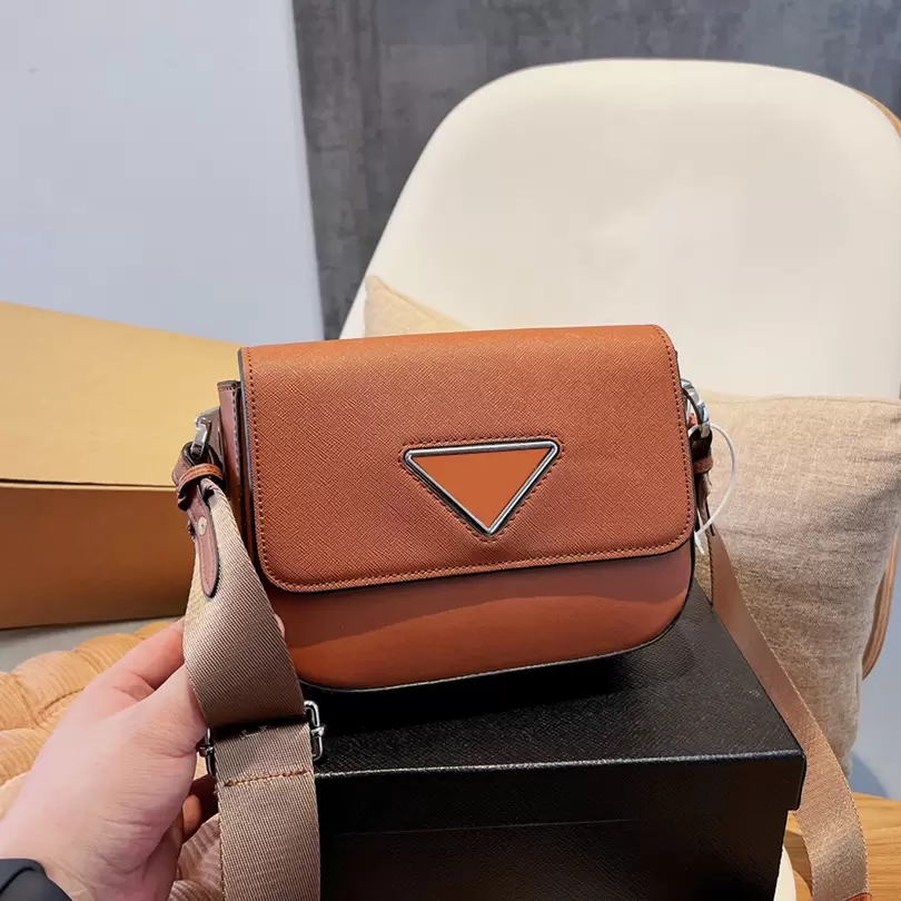 

Saffiano Cross Grain Luxurys Designers Women triangular Bags Shoulde Bags Leather Diagonal Crossbody Bag Luxury Designer Handbags For Womens dhgate Metal 21cm