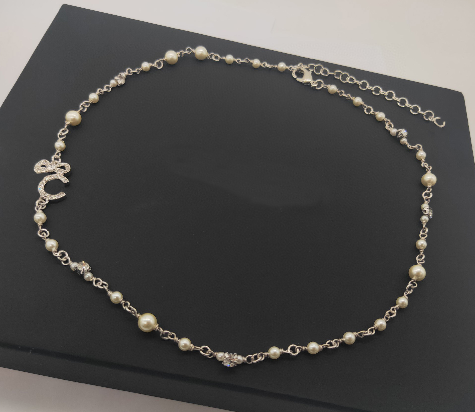 

2022 Luxury quality Charm pendant necklace with knot shape and sparkly diamond in platinum color have box stamp PS7184A