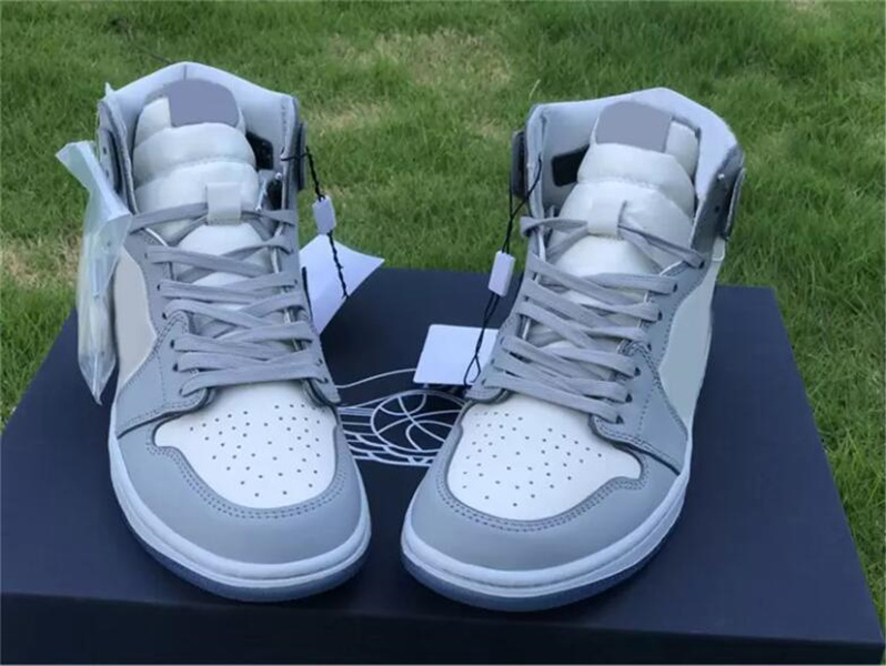 

2022 Basketball Shoes Sneakers Wolf Grey Sail Photon Dust White With Original Box Bag 2022 Release Authentic 1 High Og Men Women 1S Xxxx, C33