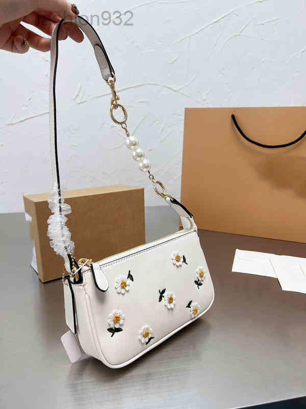 

Evening Bags Summer Vintage Pearl Chain Bags Women Handbag Shoulder Leather Designer Crossbody Embroidered Threedimensional Flowers Purses, White