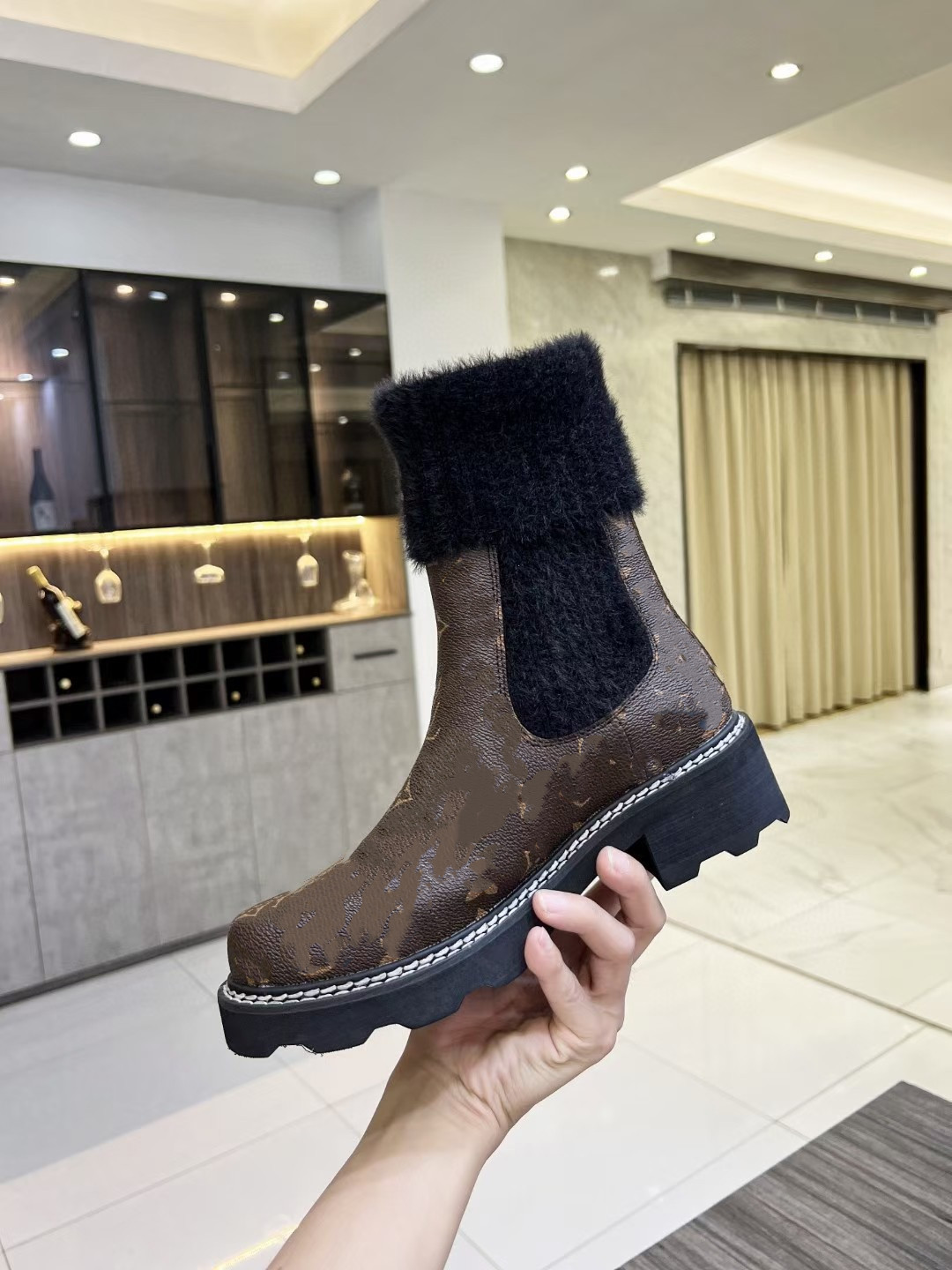 

Designer Women Boots Snow Leather Laureate Flat Casual Shoes Soft Winter Warm Girls Sheepskin Brown Black Shoes Outdoor Plush Fur Half Ankle Boot 35-41 0903, 02