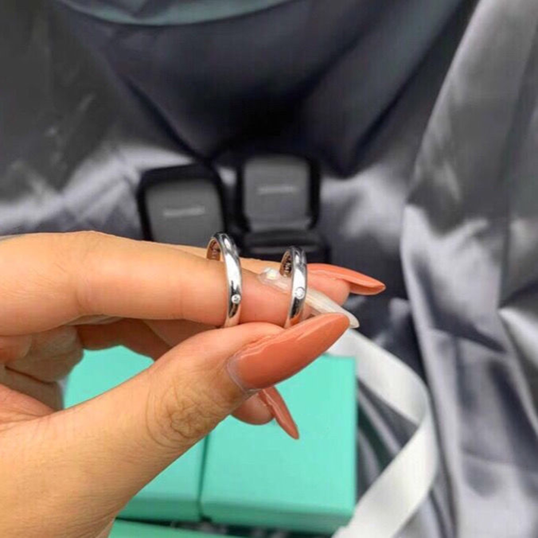 

Designers ring fashion women jewelrys gift luxurys Diamond Silver rings Designer couple jewelry gifts Simple personalized style Party Birthday Gifts very nice