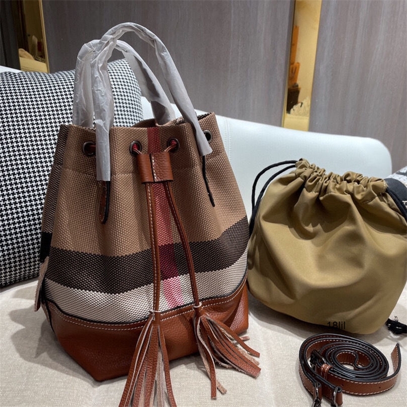 

Burbrerys Bags Women Handbags 2022 spring large plaid with cowhide fashion versatile small bucket bag, Black