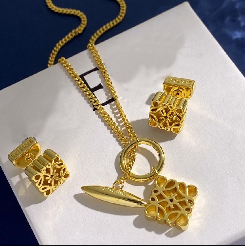 

New designed Fashion Dangle asymmetric women retro earrings 18K gold plated tassel temperament ear stud hoop ladies Designer Jewelry LUO32