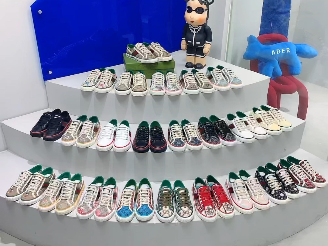 

Designer Athleisure Shoes Neutral Rubber Sole Leather Made Extraordinary Sneakers Embossed Leather Curb Sneakers NO411