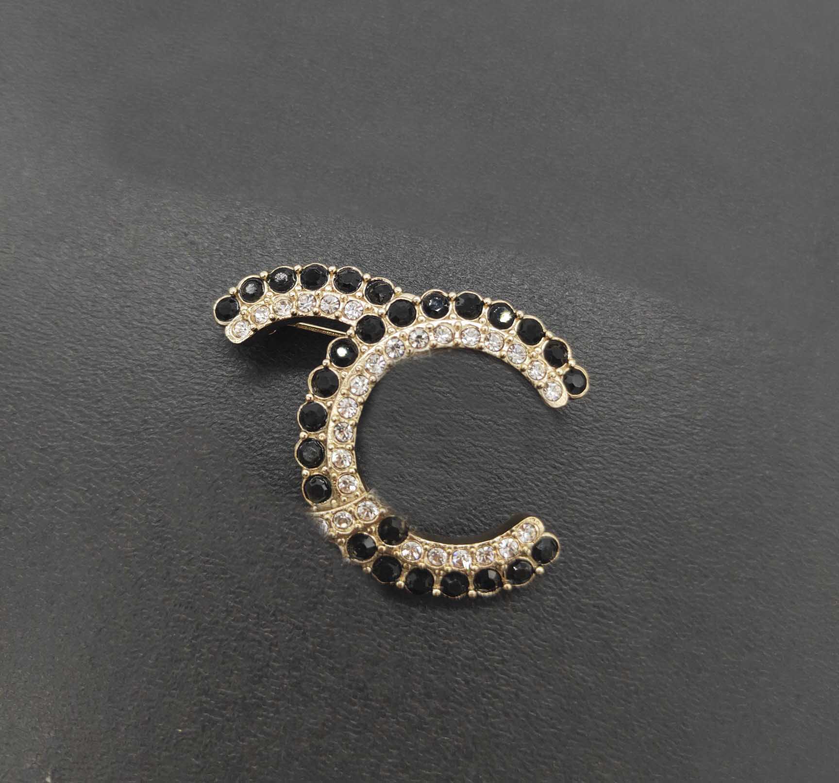 

Luxury quality Charm brooch with black and diamond in 18k gold plated have box stamp PS7200A