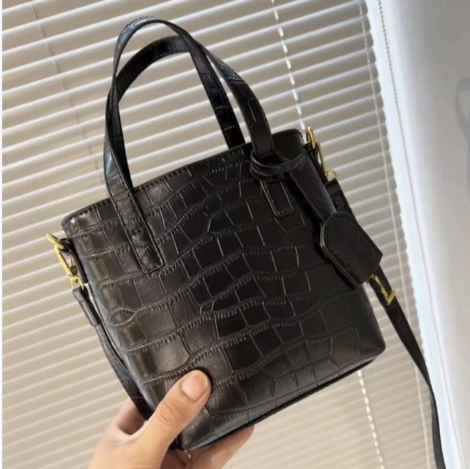 

2022 Designer Handbag Shoulder Chain Bag Clutch Flap Totes Bags Wallet Check Velour Thread Purse Double Letters Solid Hasp Waist Square Stripes Women Handbags, Black