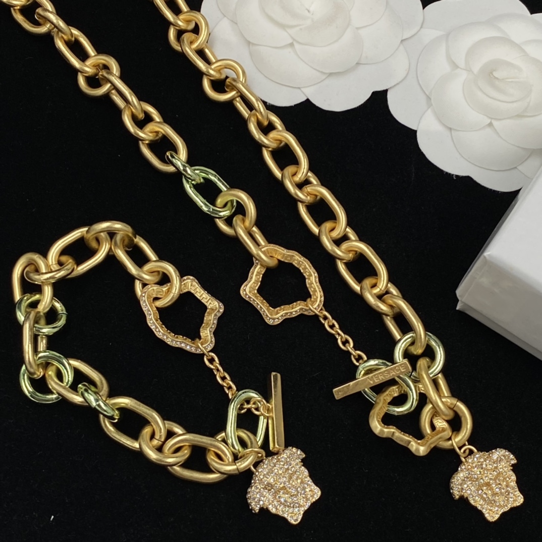 

Punk Designed Cuba Thick Chain Choker Necklaces Bangle Medusa Head Portrait Pattern Pendant Women's Jewelry Sets Banshee 18K Gold plated Designer Jewelry VV-5, Golden