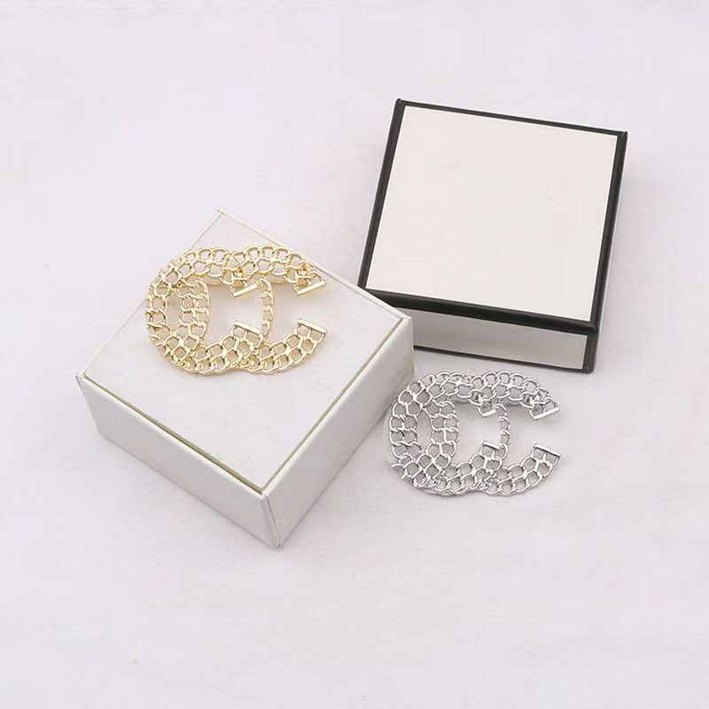 

Wholesale 20colors Luxury Brand Designer Letters Brooches Letter Pins Pearl Brooch Rhinestone Suit Pin Jewelry Accessories