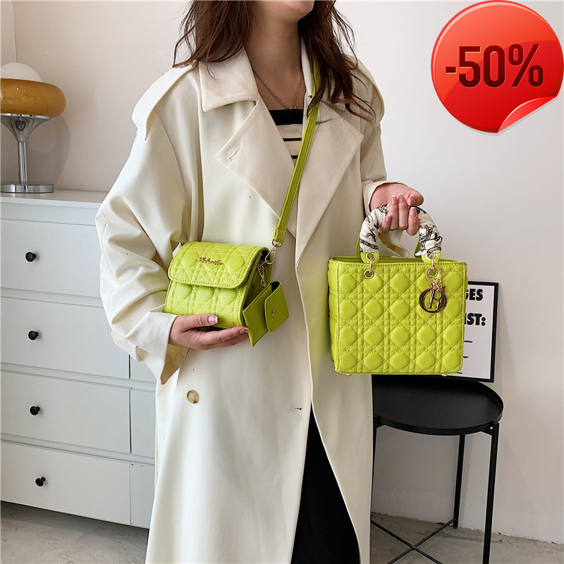 Designer Bags Princess Diana Women's 2022 Autumn Popular Fashionable Design Handbag Rhombic Chain One Shoulder Oblique Straddle