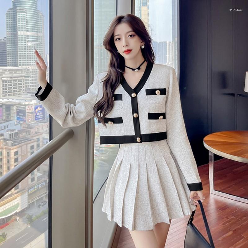 

Work Dresses 2022 Autumn Style Small Fragrance V-Neck Contrast Color Long-Sleeved Short Tops Pleated Skirt Suit, Picture shown