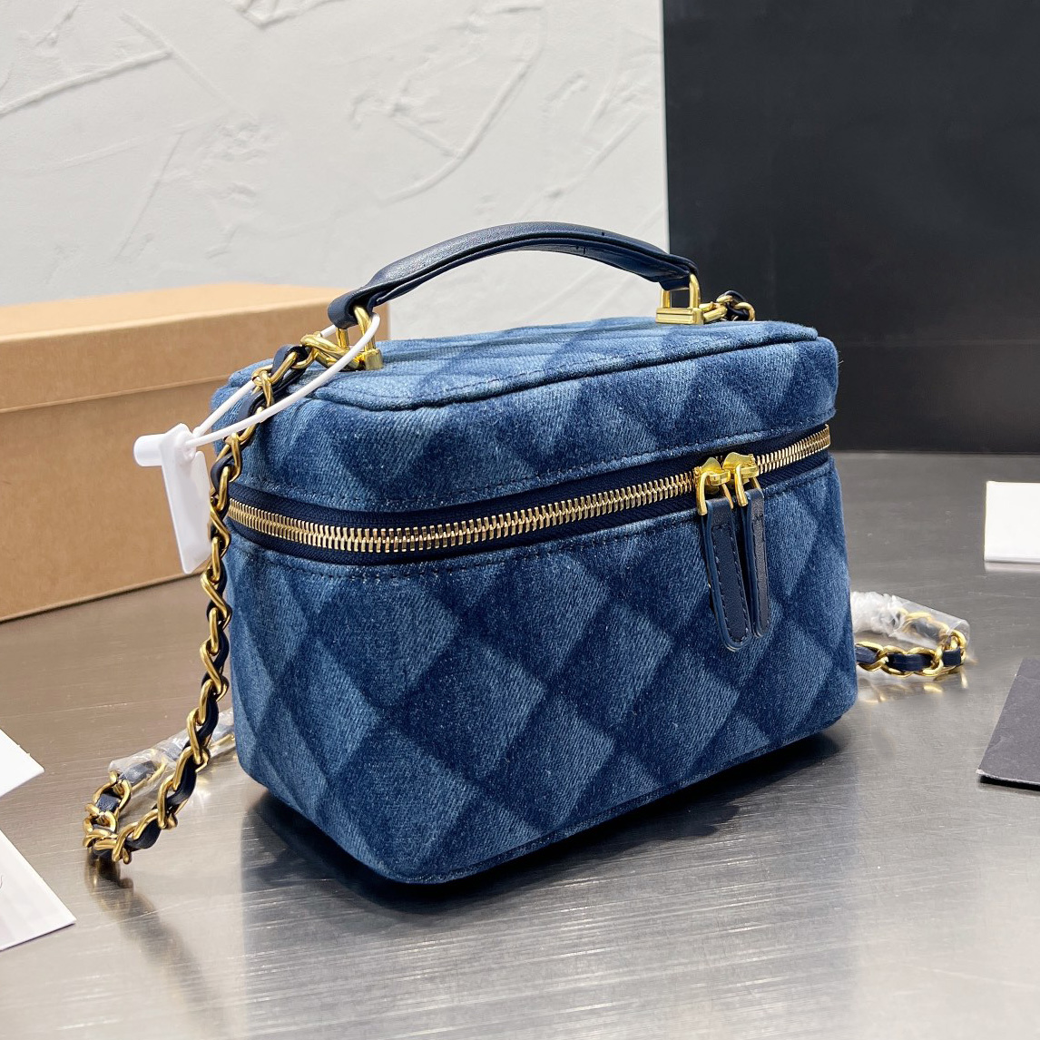 

2022Ss Womens Print Denim Cosmetic Bag Vanity Classic Blue Quilted Plaid Gold Tone Hardware Chain Shoulder Crossbody Sacoche Designer Trend Mini Handbags 18x12cm, Box