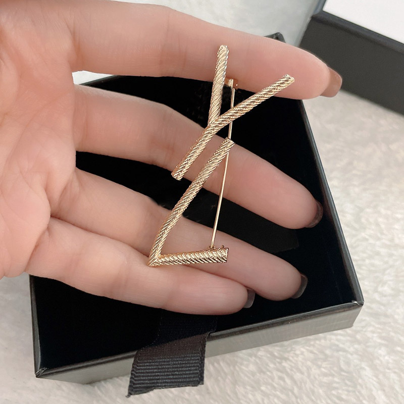 

Luxury Women Designer Brooches Men Jewelry Brooch Gold Pins Sliver Crystal Rhinestone Charm Pearl Pin Marry Christmas Party Gift Accessorie Y BOX