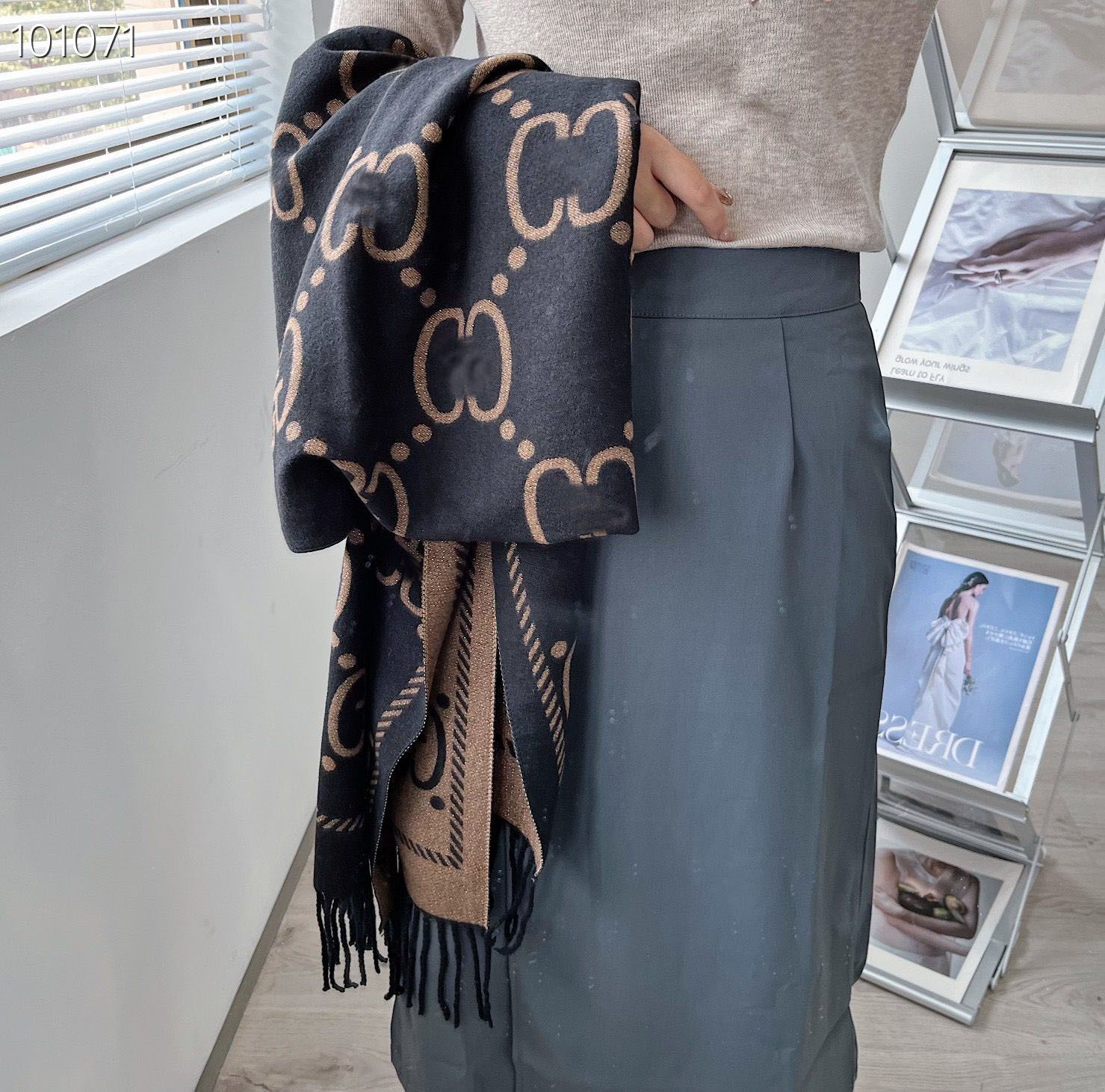 

Exclusive autumn and winter thick scarf with clothes and bags of quality choice