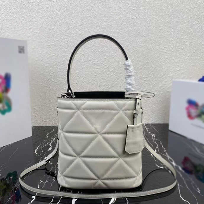 

5A top latest bag made of cow leather diagonal straddle single shoulder bag diamond embroidery pattern design