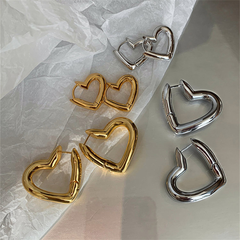 

French Metal Love Earrings Stud Female Niche Design High-End Earrings Simple Peach Heart Sweet Fashion All-Match Jewelry Accessories