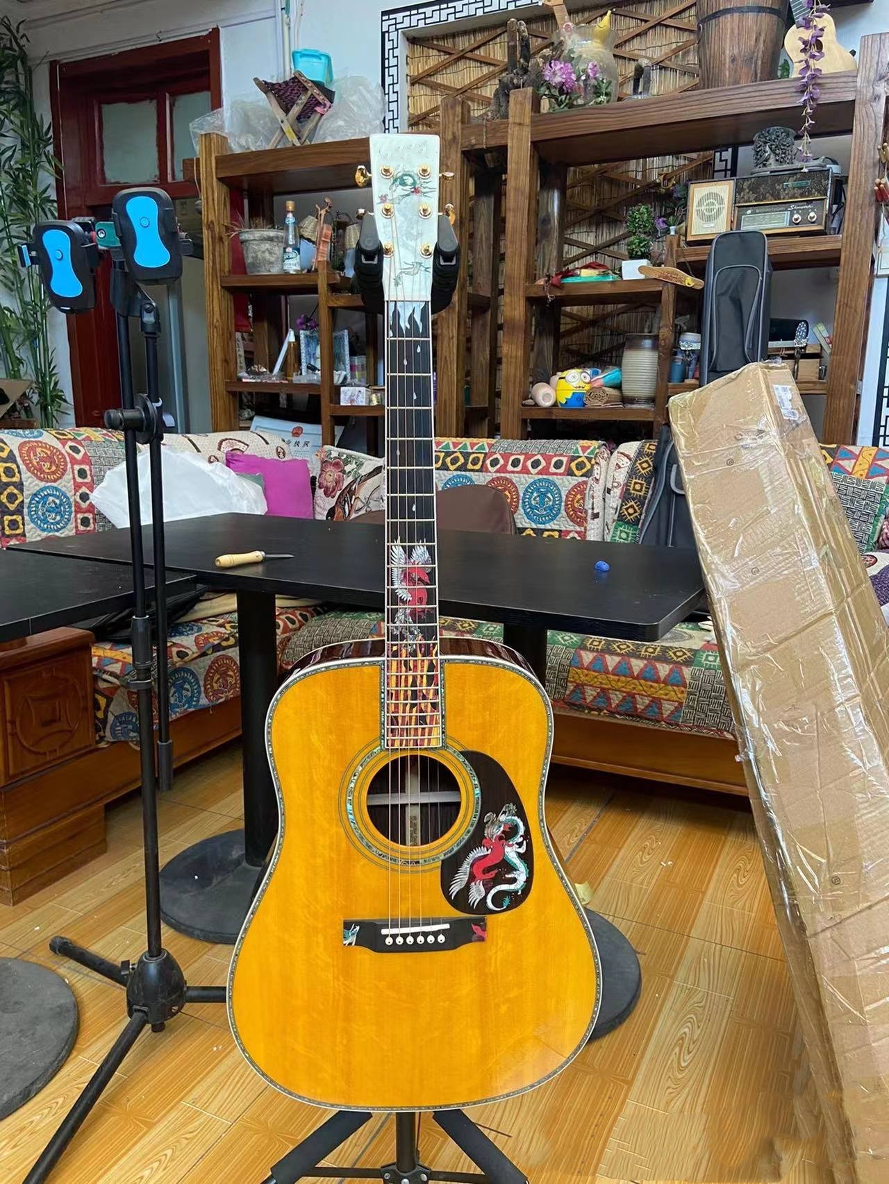 

ice and fire Acoustic guitar spruce face rosewood side back. Abalone shell inlay