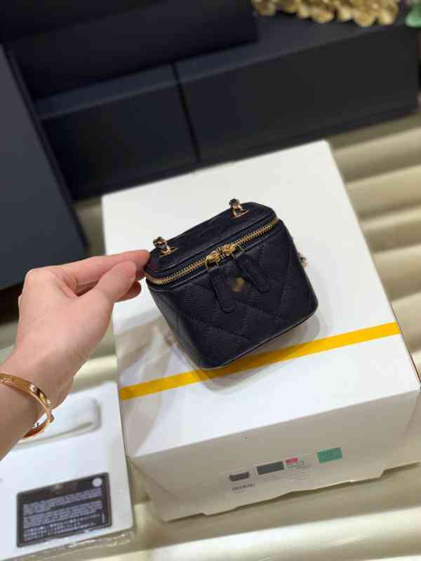 

Luxury Brand Design Letter Quilted Woman's Shoulder Chain Cc Bag Lambskin Leather Vintage Messenger Bags Mini Cosmetic Bag Leather Box Lipst, Picture show