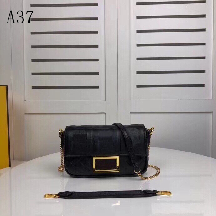 

luxury designer BAGUETTE MINI STRAPS BAG Cross Body Bag Collection Chain designers Womens Handbags Purses, White