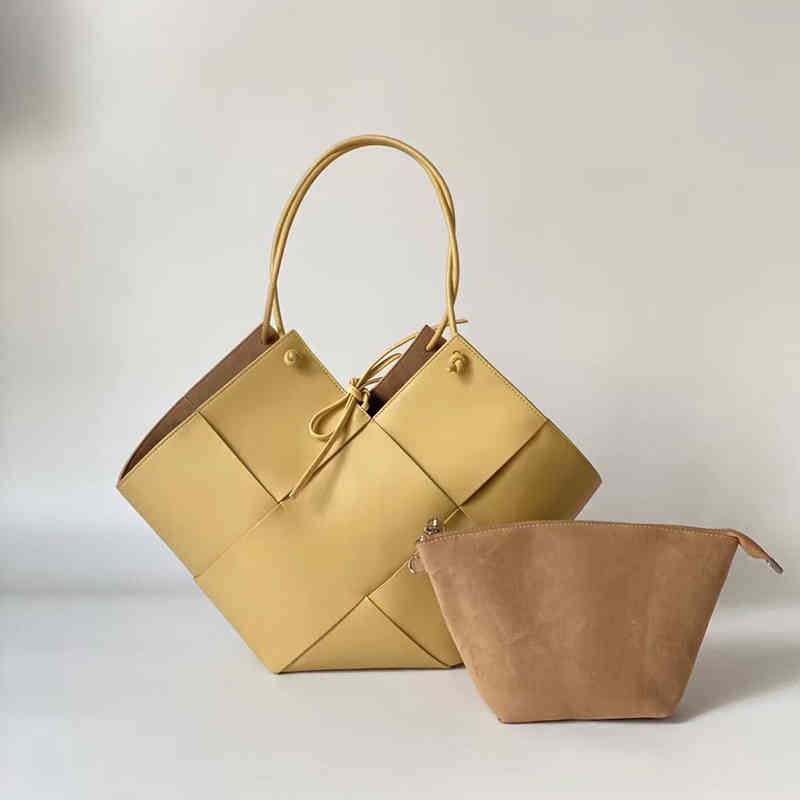 

Fashion Ladies Bottegas bags Venetas 2022 new leather woven large lattice Tote women's bag capacity portable single shoulder vegetable basket armpit have a logo, Caramel