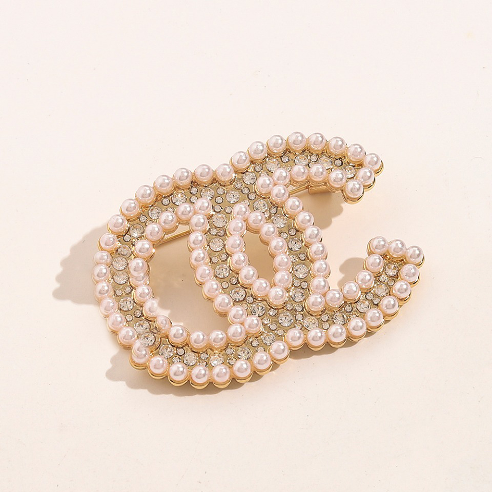 

Brand Luxury Desinger Pins Brooch Women With Steel Seal Real Gold Plated Stainless Steel Rhinestone Pearl Letter Brooches Suit Pin Jewelry Sweater Accessories