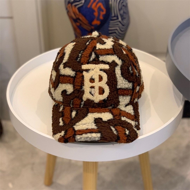 

Paris Hat Burbrery Ball Caps B Letter Full printed Baseball Womens High quality Foreign style Flat Tongue Mens Warm Cap in Autumn and Winter, Lamb b coffee