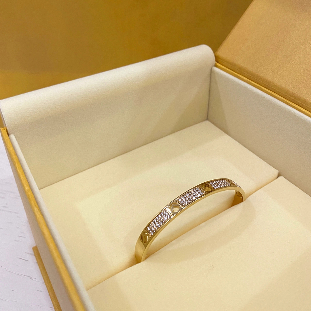 

Luxurys designers Cuffs Bracelets designer bracelet luxury Jewelry Couple style For Women Wedding Accessories Fashion Trends