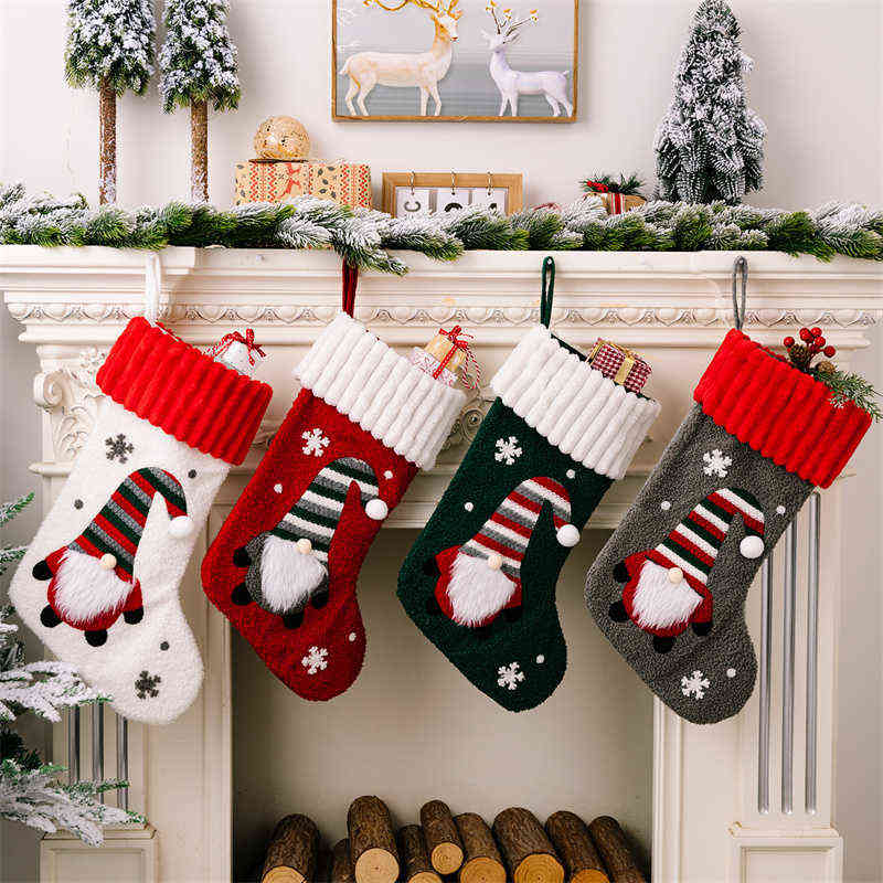 

Christmas Decorations Christmas Stockings Socks with Snowman Santa Elk Bear Decor Xmas Candy Gift Treat Bag Fireplace Xmas Tree Decoration New Year T220919