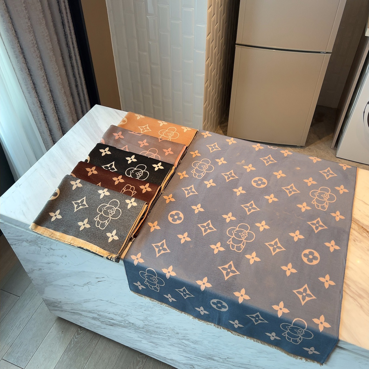 

23ss 6color Cashmere Scarves Designer Winter Women Quality Soft Thick Shawl Scarfs Fashion Scarve 4 Season Foulard Luxury Bufanda