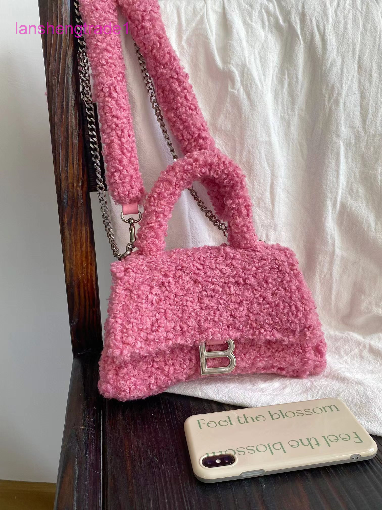 

Designer Balencaig Shoulder Bags Handbags price Handheld Girl 2022 Autumn New Plush Hourglass Cool better Cros, Pink trumpet