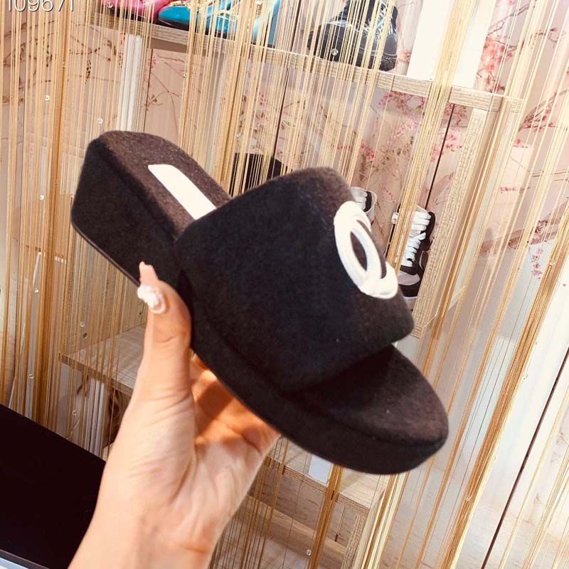 Femme pantoufles sandales plate-forme élégant femmes pantoufles chaussures glisser métal décor classique Plaid mode classiques sandale hiver flou