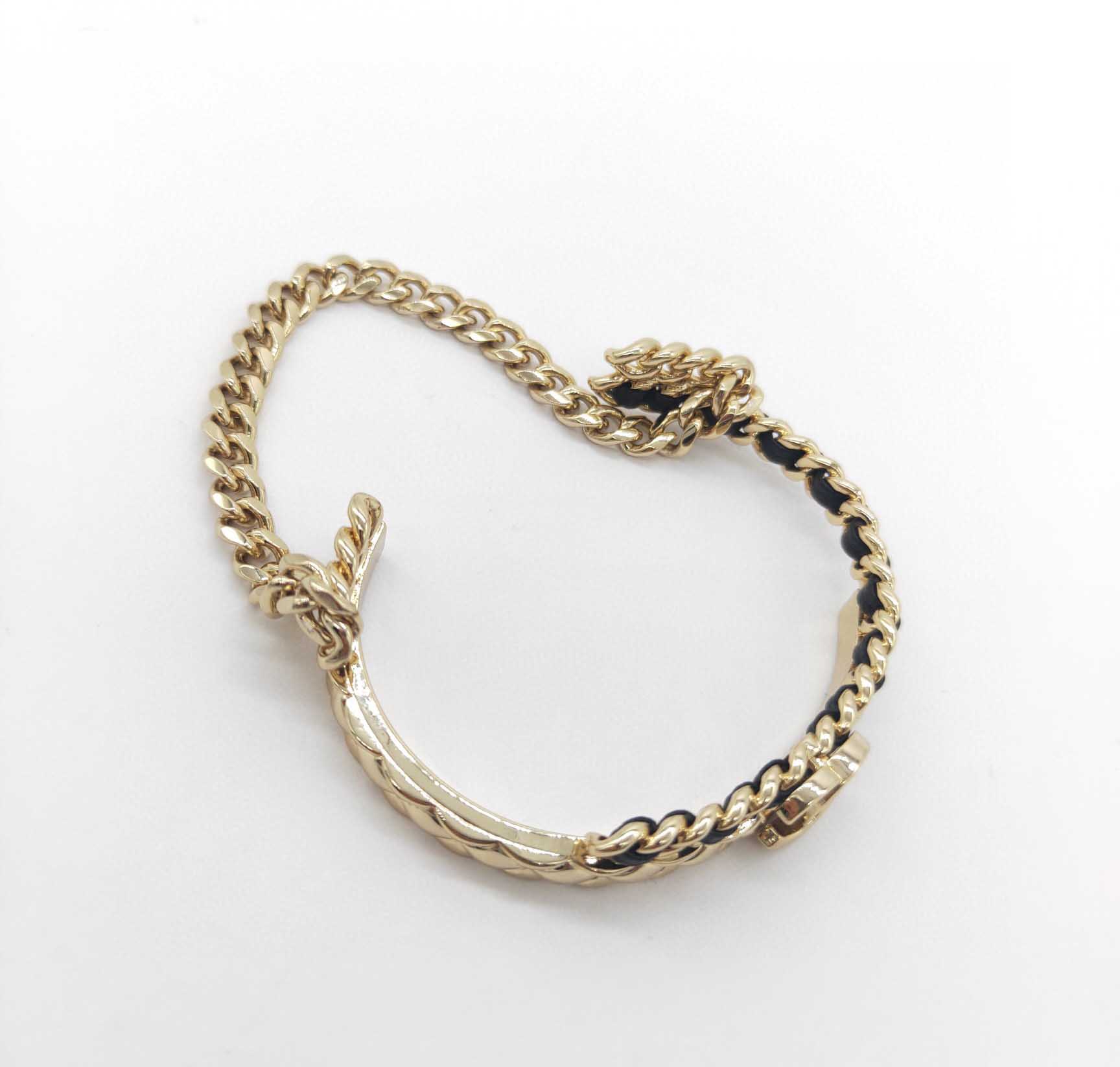 

2022 Luxury quality Charm opened bracelet with black genuine leather in 18k gold plated have box stamp PS7232A