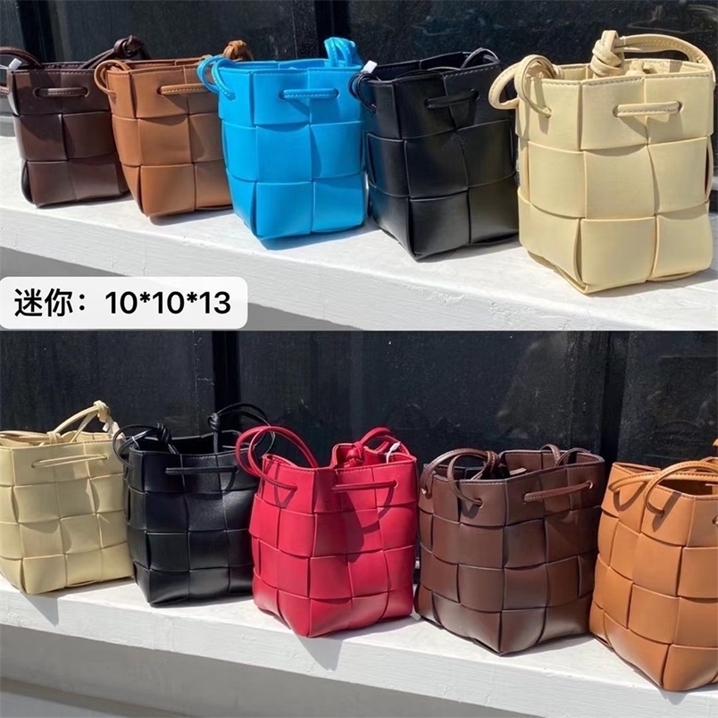 

Designer Bottegas Bags Venetas woven bucket bag made cowhide, Ke se