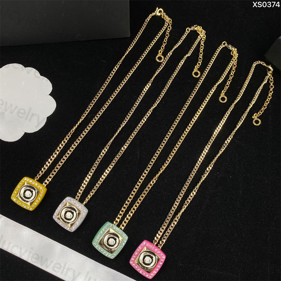

Fashion Pendant Necklace Classic Luxury Necklaces Personality Letter Design 4 Color Temperament Jewelry