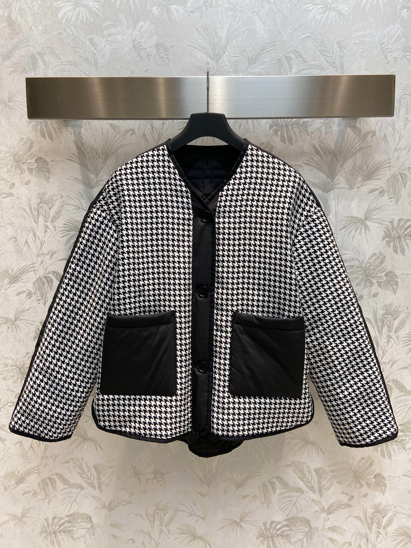 

Luxury Women's Jackets Brand 2022 Winter Contrast Color Black & White Plaid Jacket Women's Long Sleeve Single Breasted Pockets Loose Coat, Customize