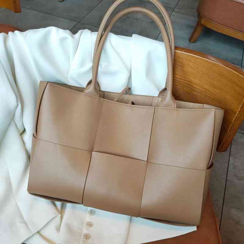 

Bottegas Bags Venetas Arco Tote Leather woven Bag 2022 new portable large bag single shoulder capacity armpit, Nai cha se