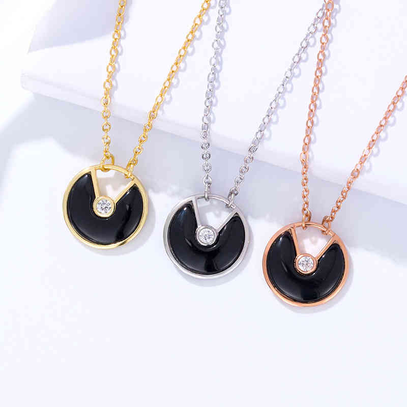 

8ISY Designer's original C-line pendant necklace