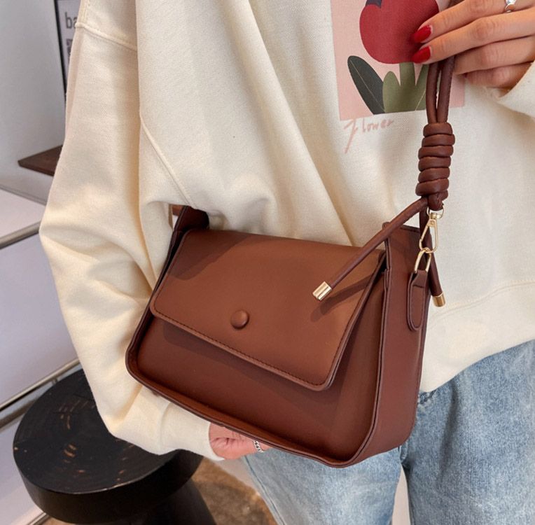 Le sac pour femme en automne et hiver 2022 est simple et à la mode. Petit sac à main carré pouvant être bouclé. Sac messager à une épaule