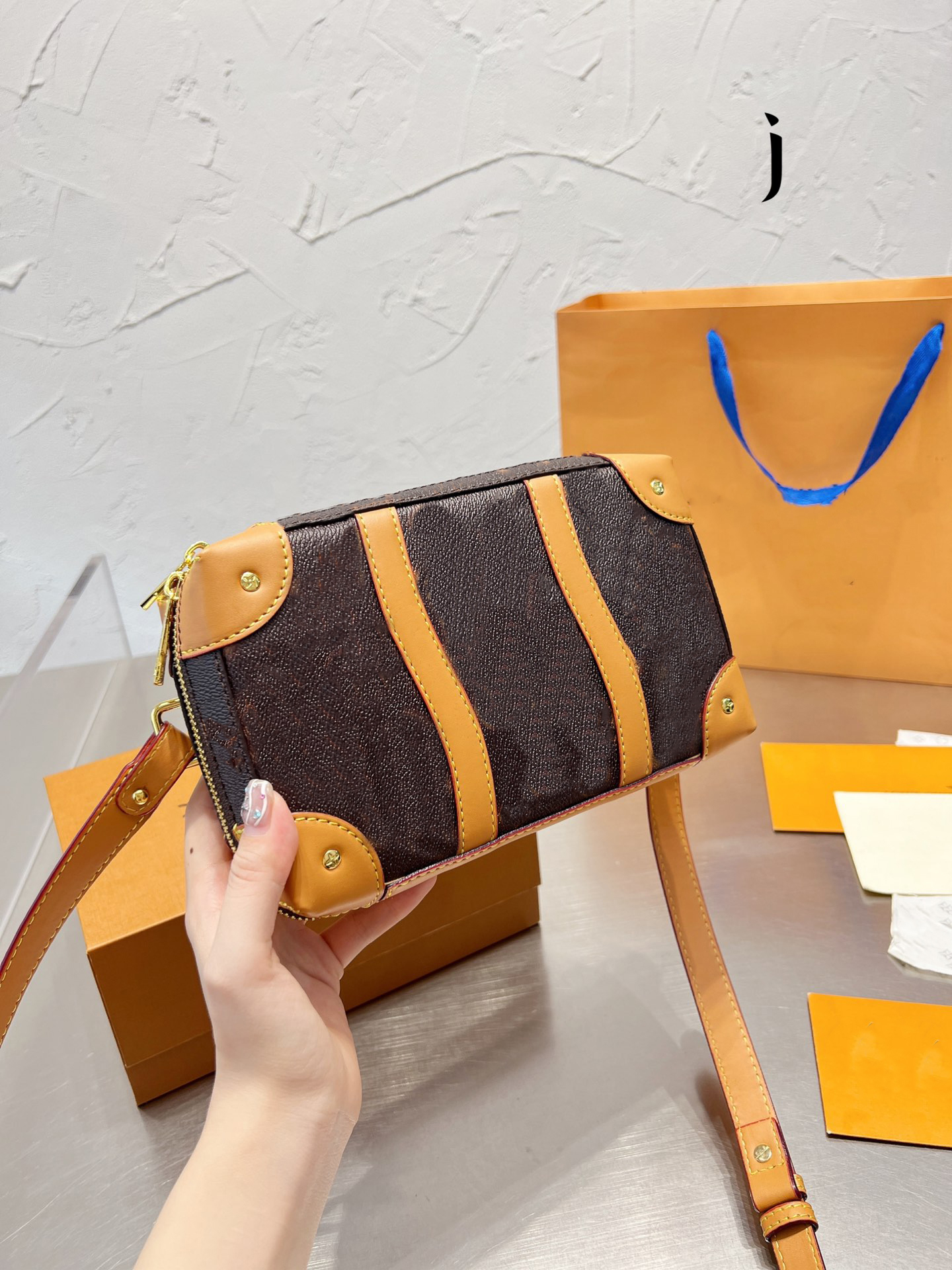 

designer bags soft trunk Blurry wearable wallet Leather Handbags LATEST ARRIVALS, Brown