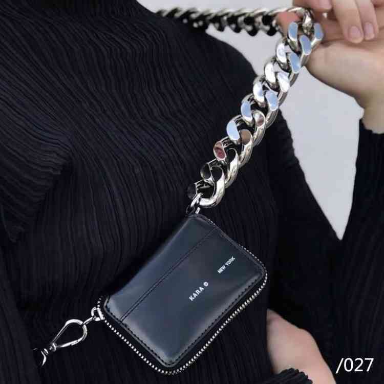 

KARA Shoulder Bags designer handbag crossbody Thick Chain Small Square Bag Diagonal Cross Women s Pure Black Purse Trend wallet 220921