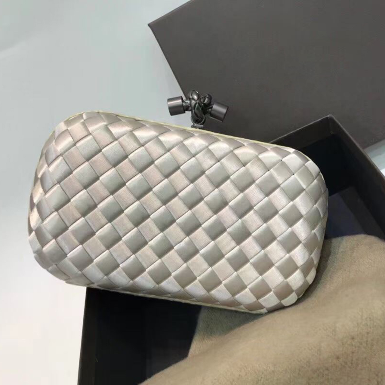 

Evening Bags Minaudiere Knot Clutch Bags Designer Woman Foulard Intreccio Leather Minaudiere Purses Magnetic Frame Closure Clutches Single, 19