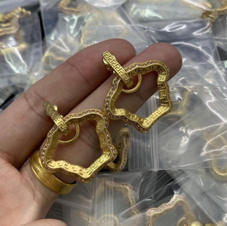 

Fashion new designed earring Stud love heart V Letters pendants Banshee Medusa head portrait 18K gold plated women Earring ladies Designer Jewelry VE67532