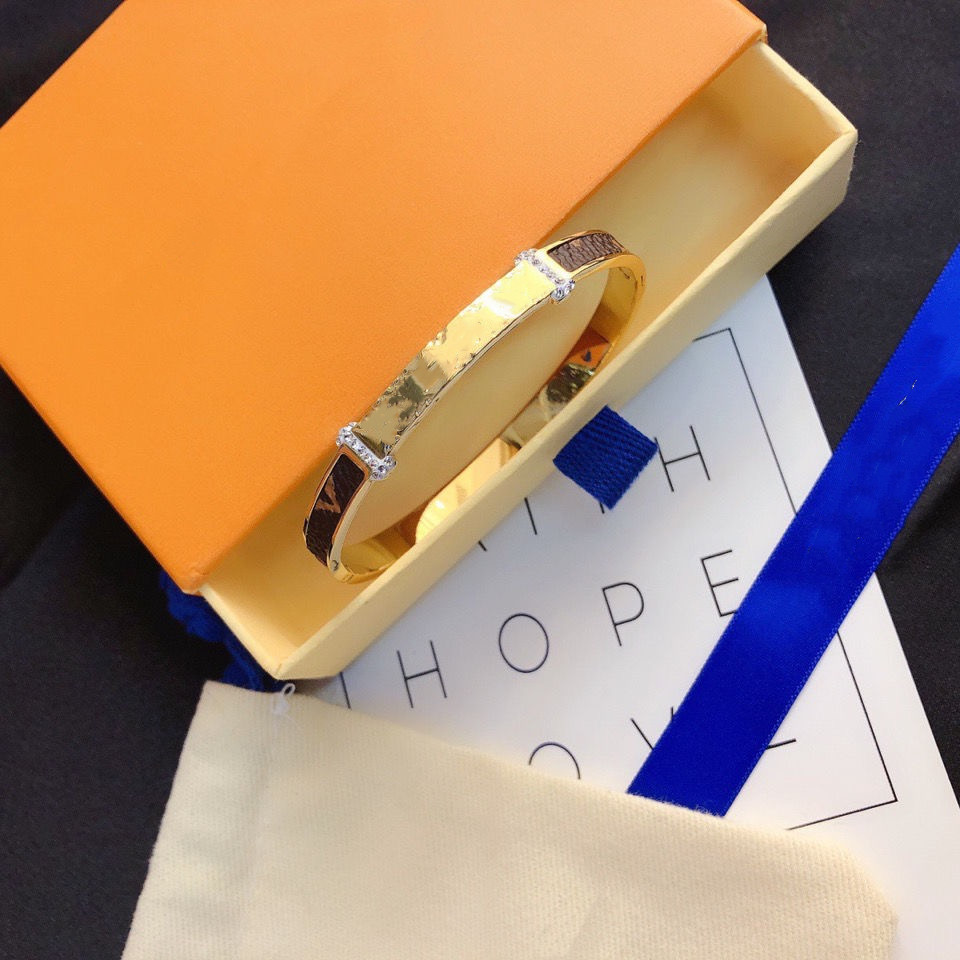 

2022 nail Bangle Designer Bracelets Love Jewelry Luxury Letter Pendant L For Women Gold Charm Earring Wedding